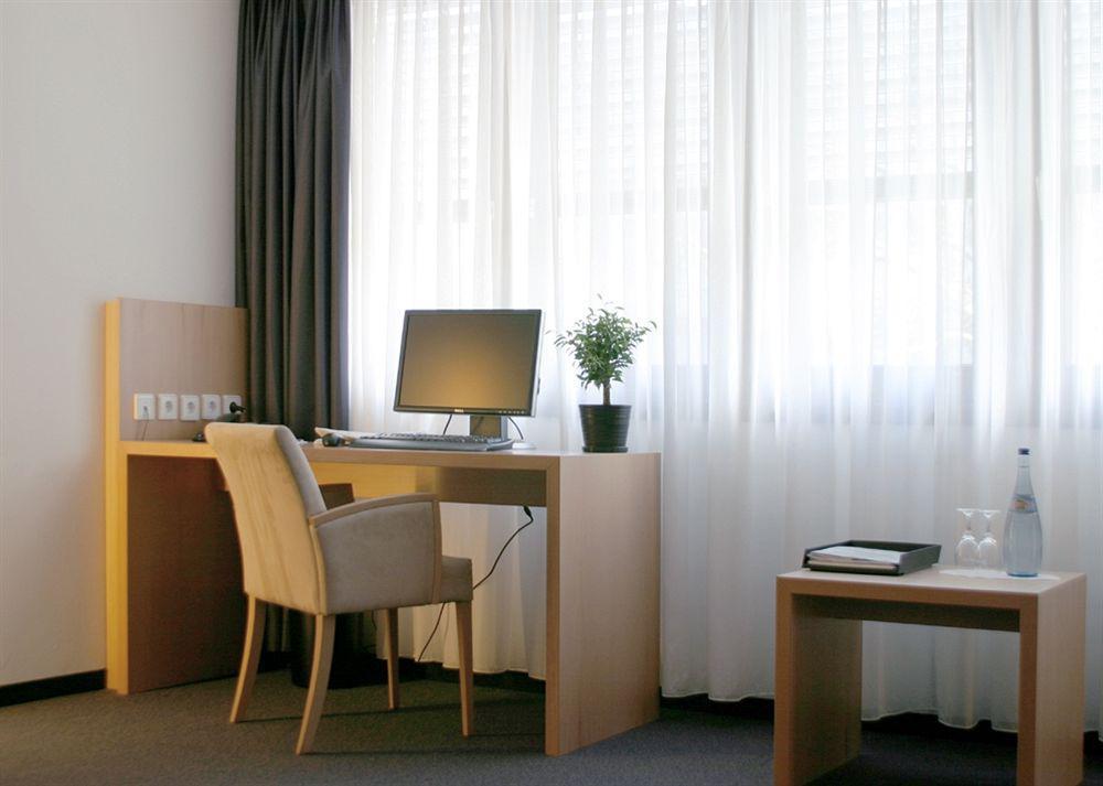 Hotel Berlin ซินเดลฟิงเงน ภายนอก รูปภาพ